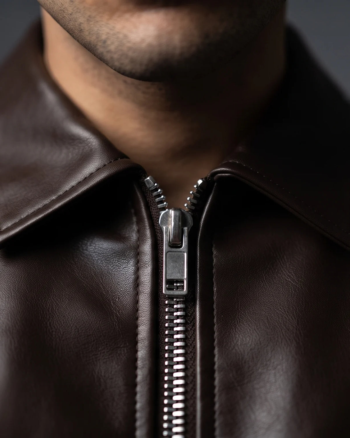 Zaryash dark brown faux leather Korean jacket, close-up of the shirt collar and zip