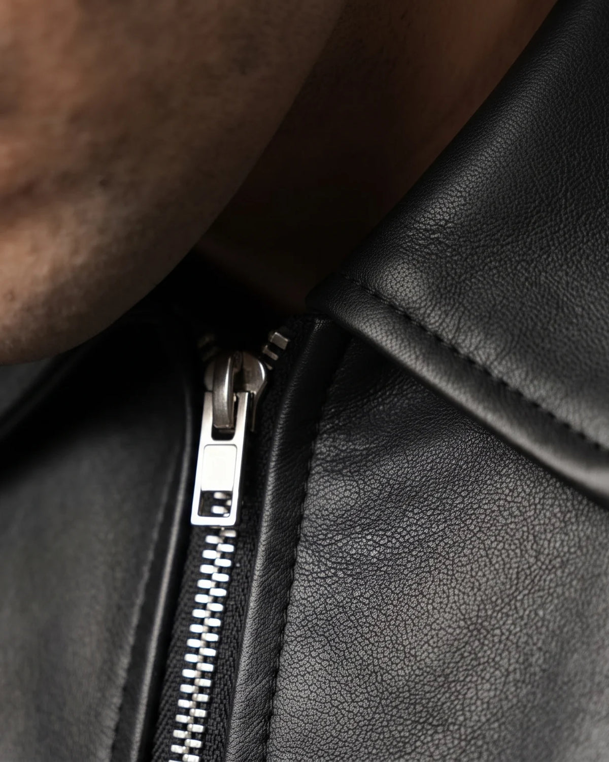Zaryash black faux leather Korean jacket, close-up of the shirt collar and zip